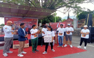 Mahasiswa STIE Karya terlibat dalam Kegiatan KPU COLOUR RUN bertajuk “ Satu Tujuan melangkah Bersama Menuju Pemilihan Umum Tahun 2024”